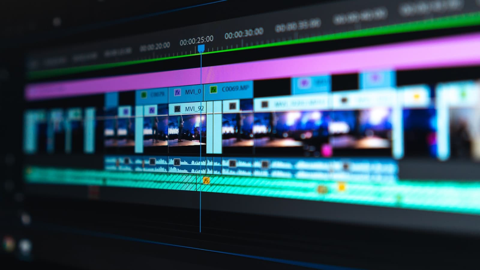 Comment devenir monteur vidéo freelance en 2026 (sans diplôme)