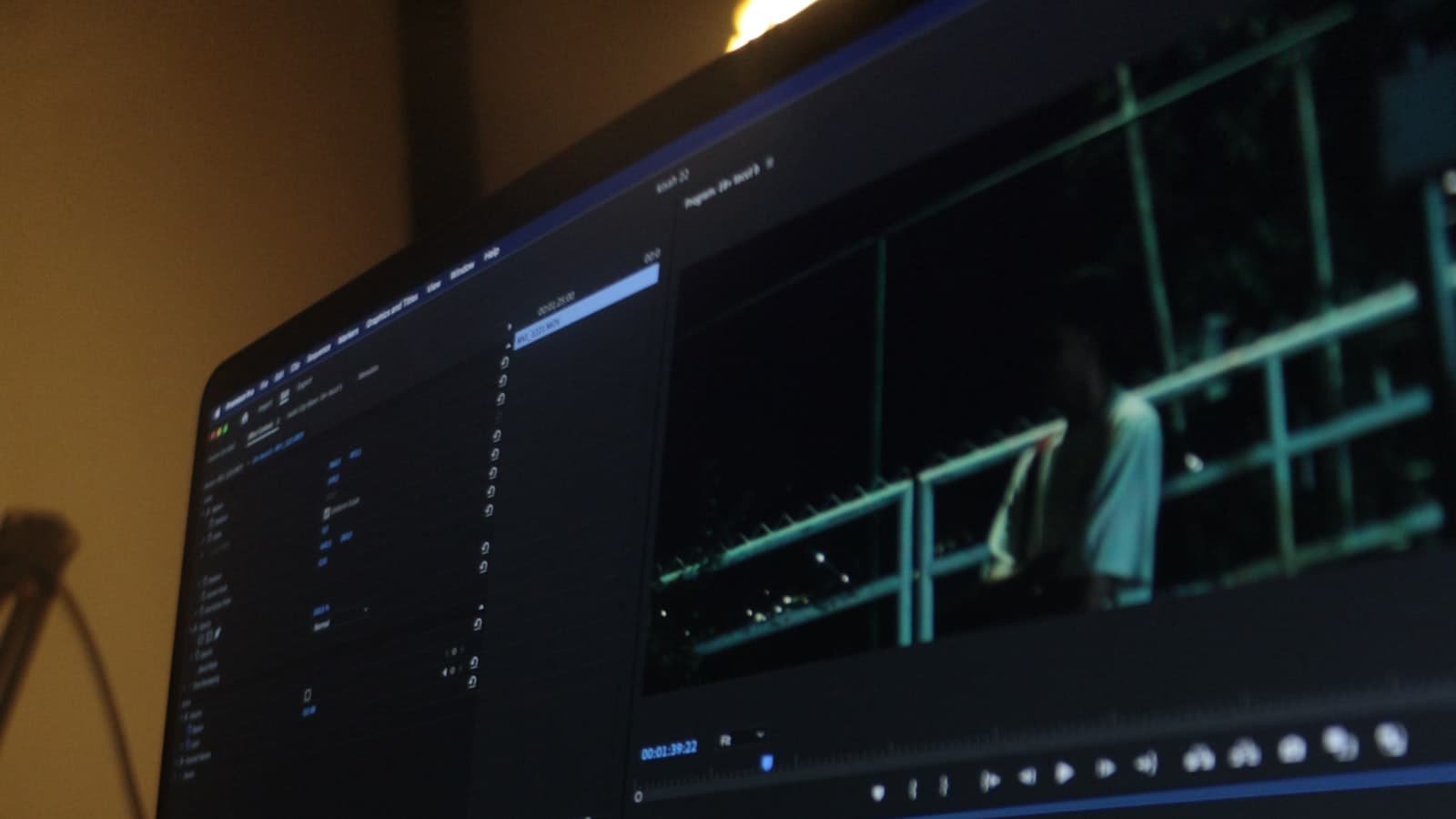 Comment monter une vidéo 2× plus vite en 2026 : workflow, raccourcis et IA