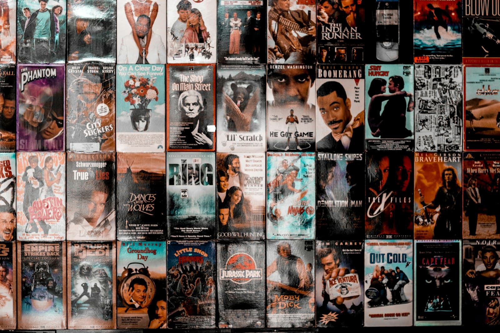 Devenir monteur vidéo sans diplôme : étapes, statut, clients (2026)