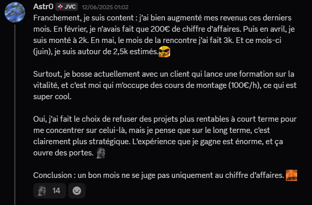 Astr0 partage sa progression de revenus en montage vidéo : 200€ en février, 2 000€ en avril, 3 000€ en mai, 2 500€ estimés en juin, avec un client formation payé 100€/heure.