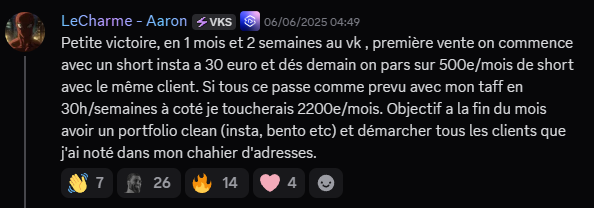 Aaron (LeCharme) raconte sa première vente en 1 mois et demi de VK Studio : un short Instagram à 30€, puis 500€/mois de shorts récurrents avec le même client, objectif 2 200€ mensuels.